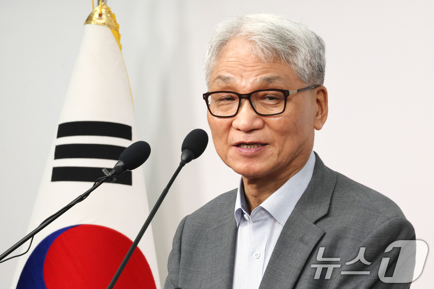 (서울=뉴스1) 이광호 기자 = 여상원 국민의힘 중앙윤리위원회 위원장이 14일 오후 서울 여의도 중앙당사에서 전한길 씨 징계 논의 결과를 발표하고 있다.이날 윤리위는 전 씨에 대해 …