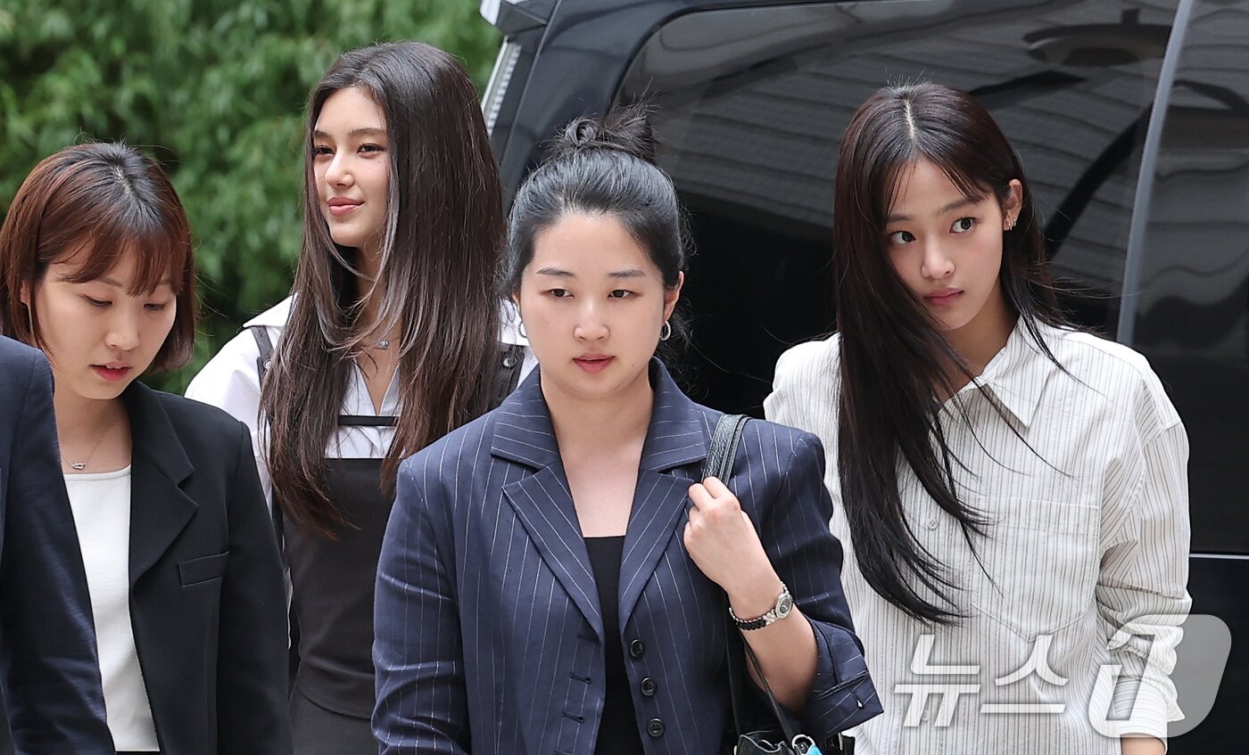 본문 이미지 - 뉴진스 다니엘과 민지가 14일 서울 서초구 서울중앙지방법원에서 열린 어도어가 뉴진스를 상대로 제기한 전속계약 유효 확인 소송 조정기일에 출석하고 있다. 뉴진스와 어도어 간의 합의에 이르지 못할 경우, 재판부는 오는 10월 판결을 선고할 예정이다. 2025.8.14 ⓒ 뉴스1 김성진 기자