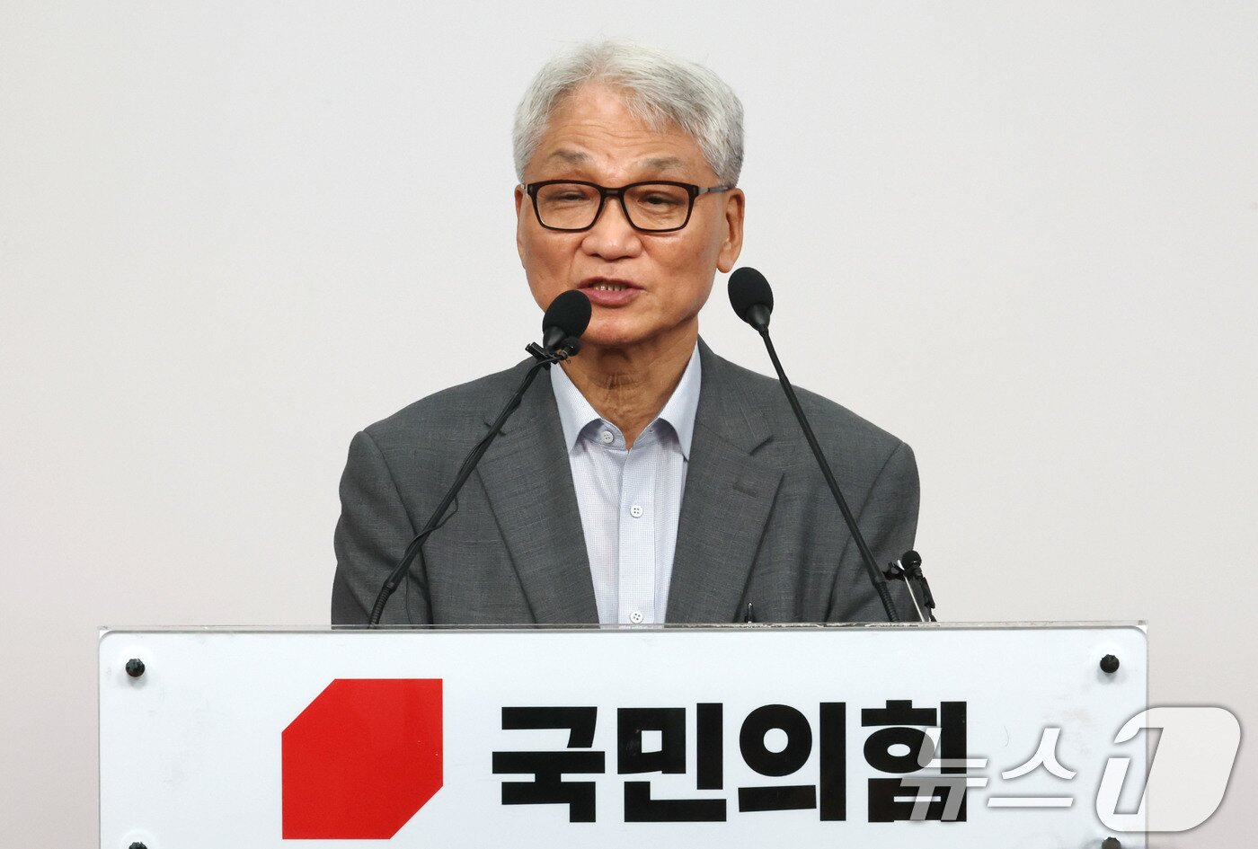 본문 이미지 - 여상원 국민의힘 중앙윤리위원회 위원장이 14일 오후 서울 여의도 중앙당사에서 전한길 씨 징계 논의 결과를 발표하고 있다. 2025.8.14/뉴스1 ⓒ News1 이광호 기자