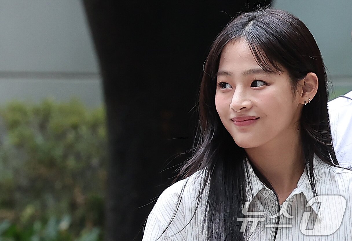 본문 이미지 - 뉴진스 민지가 14일 서울 서초구 서울중앙지방법원에서 열린 어도어가 뉴진스를 상대로 제기한 전속계약 유효 확인 소송 조정기일에 출석하고 있다. 뉴진스와 어도어 간의 합의에 이르지 못할 경우, 재판부는 오는 10월 판결을 선고할 예정이다. 2025.8.14/뉴스1 ⓒ News1 김성진 기자