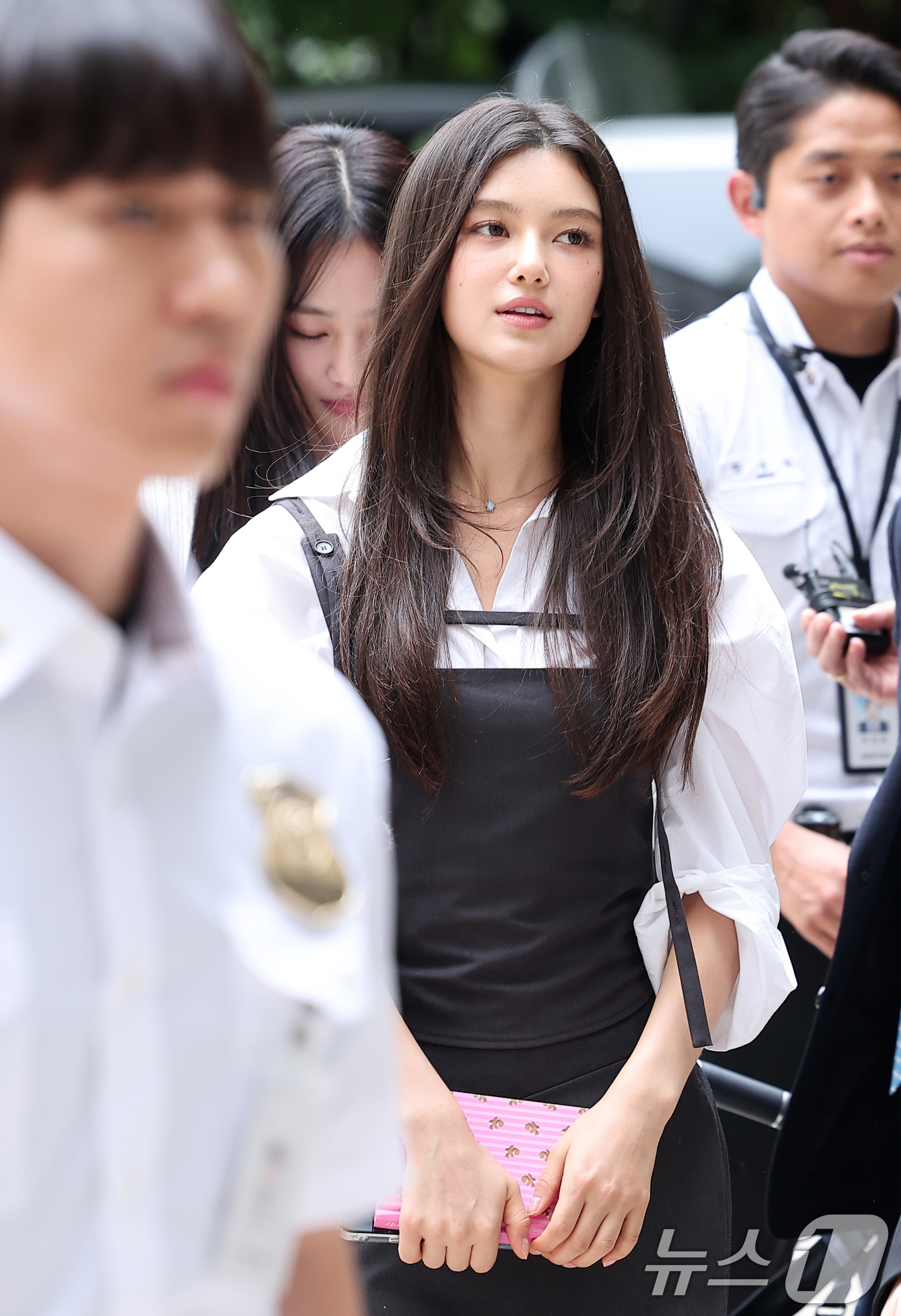 (서울=뉴스1) 김성진 기자 = 뉴진스 다니엘과 하니가 14일 서울 서초구 서울중앙지방법원에서 열린 어도어가 뉴진스를 상대로 제기한 전속계약 유효 확인 소송 조정기일에 출석하고 있 …