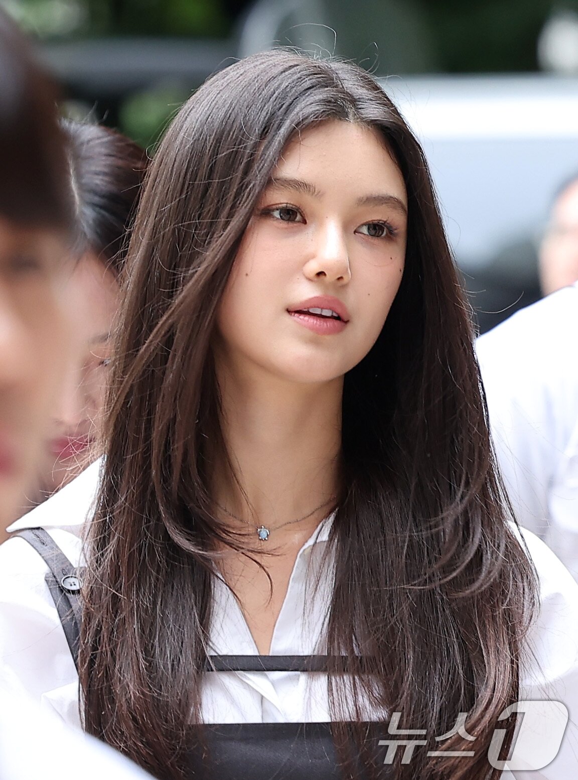 본문 이미지 - 뉴진스 다니엘이 14일 서울 서초구 서울중앙지방법원에서 열린 어도어가 뉴진스를 상대로 제기한 전속계약 유효 확인 소송 조정기일에 출석하고 있다. 뉴진스와 어도어 간의 합의에 이르지 못할 경우, 재판부는 오는 10월 판결을 선고할 예정이다. 2025.8.14/뉴스1 ⓒ News1 김성진 기자