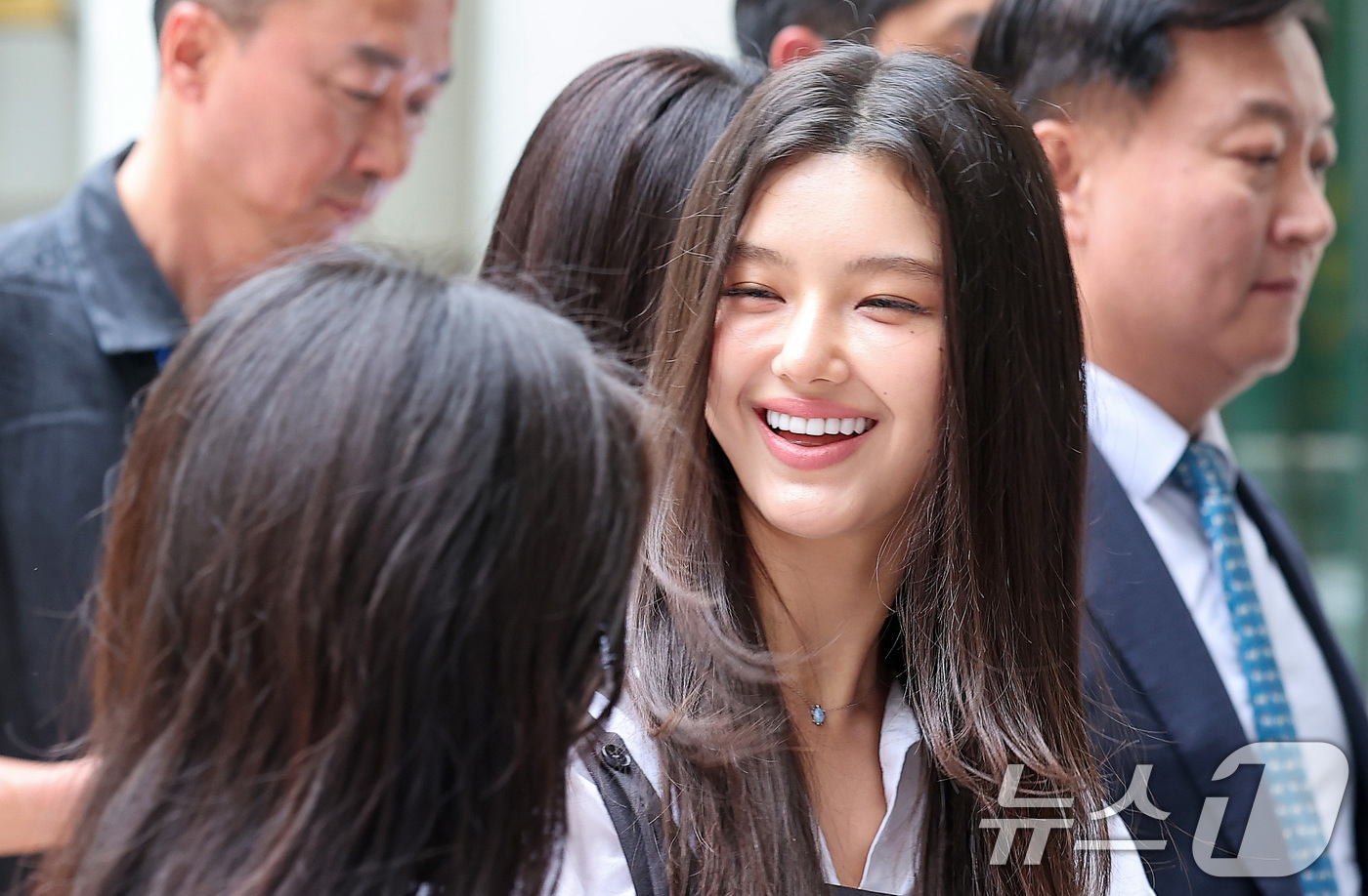 (서울=뉴스1) 김성진 기자 = 뉴진스 다니엘이 14일 서울 서초구 서울중앙지방법원에서 열린 어도어가 뉴진스를 상대로 제기한 전속계약 유효 확인 소송 조정기일에 출석하고 있다.뉴진 …