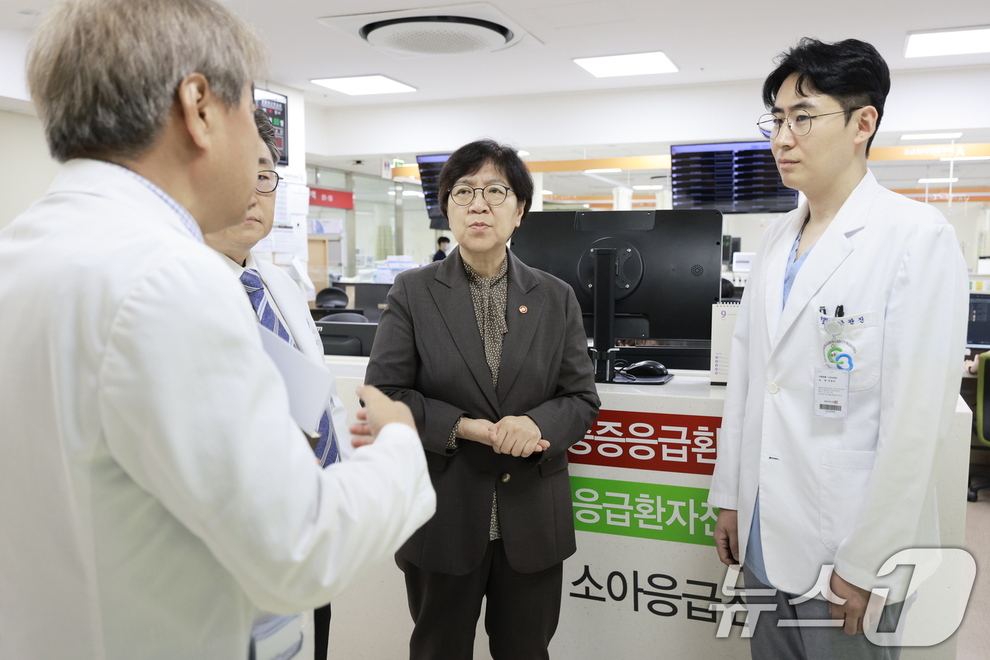 (서울=뉴스1) = 정은경 보건복지부 장관이 14일 충북 청주 서원구 충북대학교병원을 방문해 권역응급의료센터 의료진들과 대화를 나누고 있다. (보건복지부 제공. 재판매 및 DB 금 …