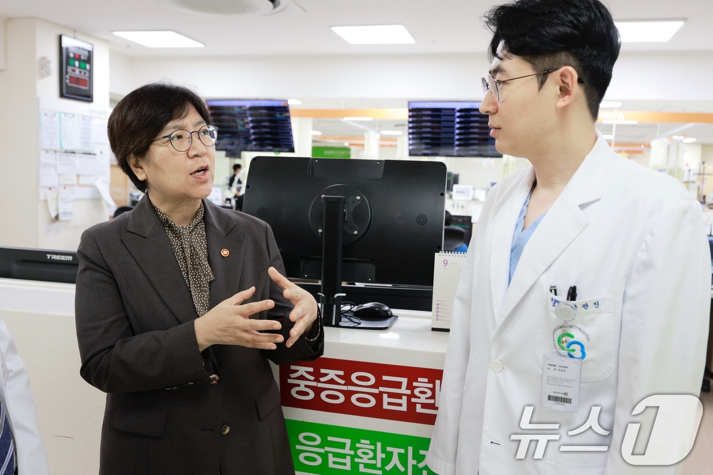 (서울=뉴스1) = 정은경 보건복지부 장관이 14일 충북 청주 서원구 충북대학교병원을 방문해 권역응급의료센터 의료진들과 대화를 나누고 있다. (보건복지부 제공. 재판매 및 DB 금 …