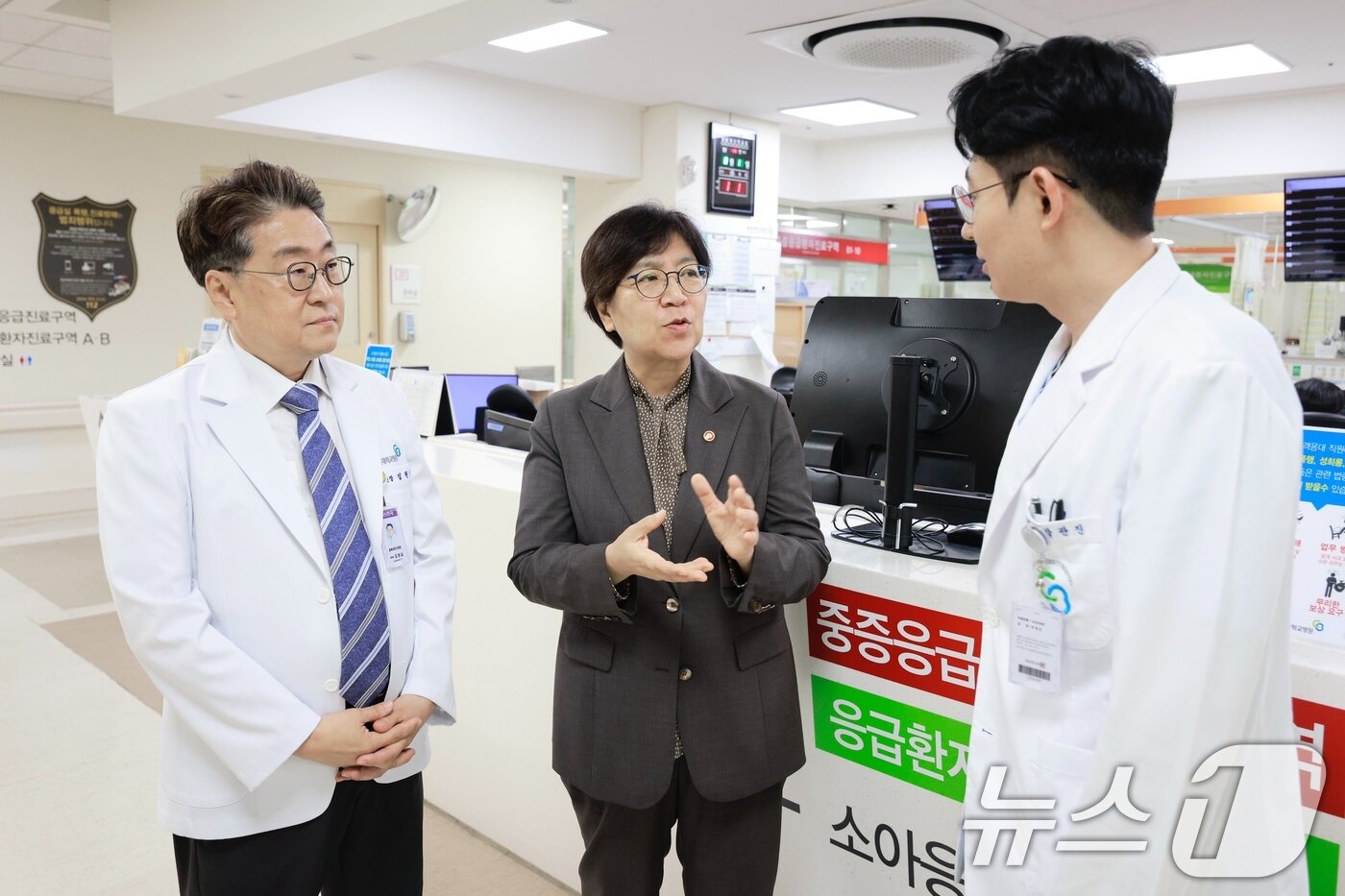 본문 이미지 - 정은경 보건복지부 장관이 14일 충북 청주 서원구 충북대학교병원을 방문해 권역응급의료센터 의료진들과 대화를 나누고 있다. &#40;보건복지부 제공. 재판매 및 DB 금지&#41; 2025.8.14/뉴스1