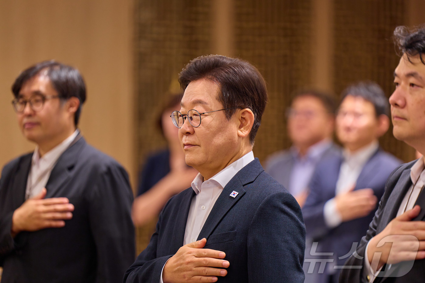 (서울=뉴스1) 이재명 기자 = 이재명 대통령이 지난 13일 서울 용산 대통령실 청사에서 열린 나라재정 절약 간담회에서 국민의례를 하고 있다. (이재명 대통령 SNS. 재판매 및 …