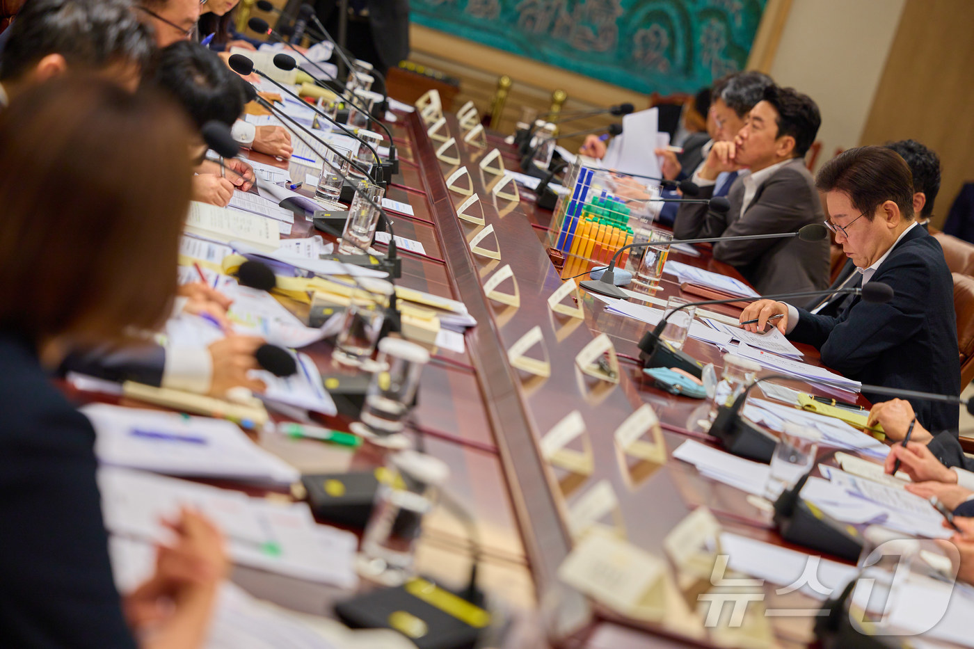 (서울=뉴스1) 이재명 기자 = 이재명 대통령이 지난 13일 서울 용산 대통령실 청사에서 열린 나라재정 절약 간담회에서 자료를 살펴보고 있다. (이재명 대통령 SNS. 재판매 및 …