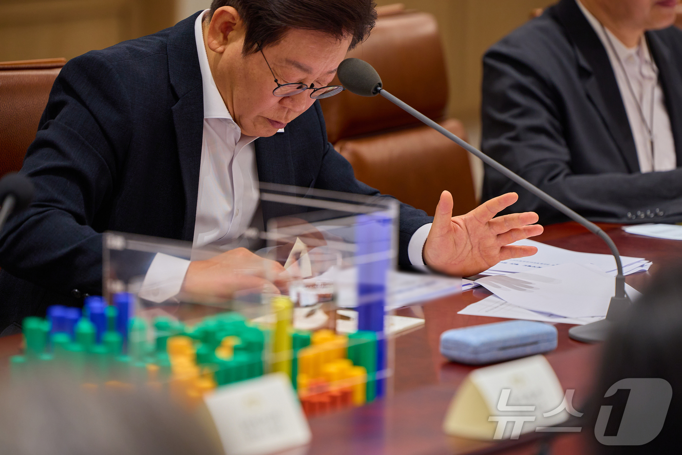 (서울=뉴스1) 이재명 기자 = 이재명 대통령이 지난 13일 서울 용산 대통령실 청사에서 열린 나라재정 절약 간담회에서 자료를 살펴보고 있다. (이재명 대통령 SNS. 재판매 및 …