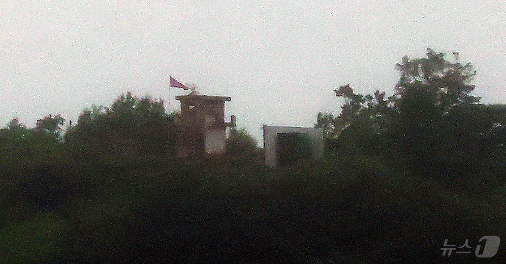 (파주=뉴스1) 김진환 기자 = 김여정 북한 노동당 부부장이 적대적 태도를 이어가겠다는 뜻을 밝힌 가운데 14일 오후 경기 파주시 접경지역에서 바라본 북한 초소에서 대남 확성기가 …