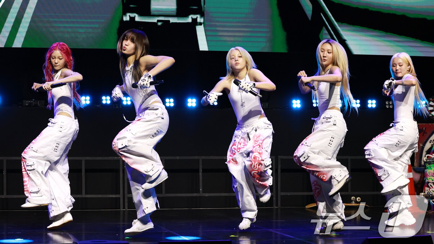 본문 이미지 - 그룹 영파씨(YOUNG POSSE)가 14일 오후 서울 서대문구 예스24 원더로크홀에서 열린 네 번째 EP 'Growing Pain pt.1 : FREE' 발매 쇼케이스에서 신곡을 선보이고 있다. 2025.8.14/뉴스1 ⓒ News1 권현진 기자