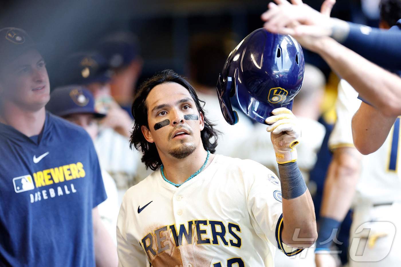 본문 이미지 - 밀워키 브루어스가 14일&#40;한국시간&#41; 열린 2025 메이저리그 홈 경기에서 피츠버그 파이리츠를 12-5로 꺾고 12연승을 질주했다. ⓒ AFP=뉴스1