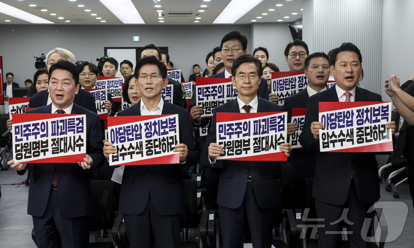 (서울=뉴스1) 국회사진기자단 = 안철수(왼쪽부터), 김문수, 조경태, 장동혁 국민의힘 당대표 후보들이 14일 오후 서울 여의도 국민의힘 중앙당사에서 열린 제6차 전당대회 수도권· …