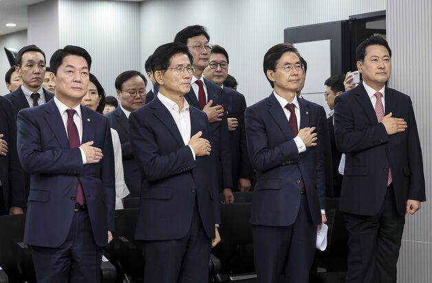 '당심' 경쟁하는 반탄…'쇄신' 호소하는 찬탄