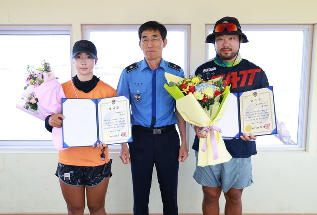 "살려주세요" 3남매 구조한 윤태완·채은지 씨, 해경청장 감사장