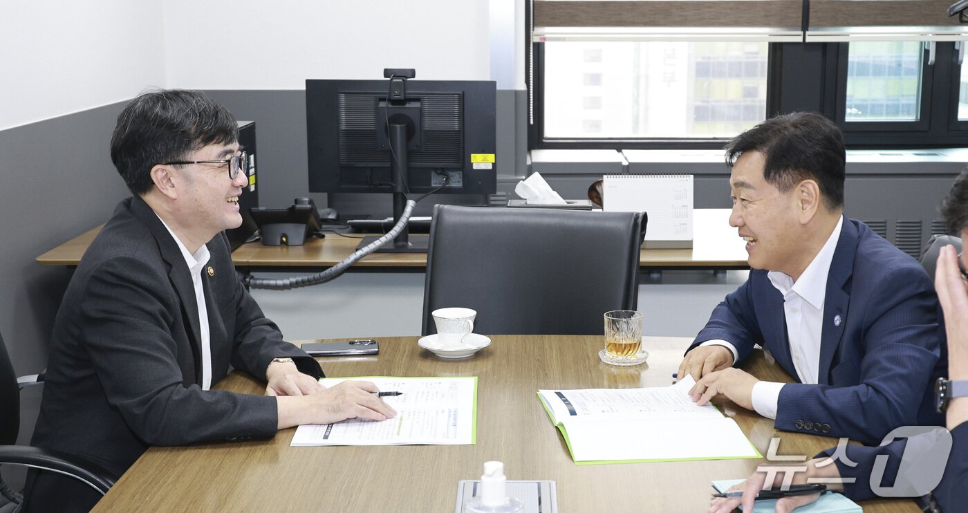 본문 이미지 - 14일 김관영 전북지사&#40;오른쪽&#41;가 임기근 기재부 2차관과 전북 현안에 대한 지원을 요청하고 있다.&#40;전북도 제공. 재판매 및 DB금지&#41;/뉴스1  