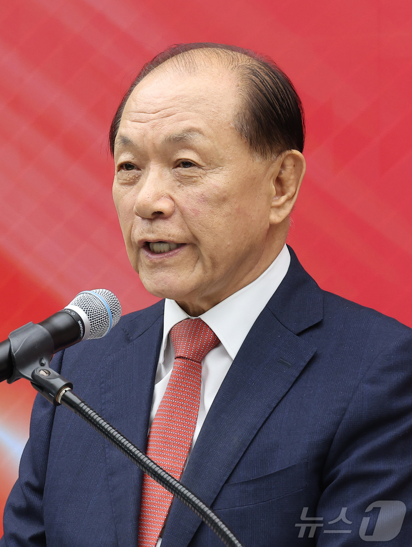 (서울=뉴스1) 국회사진기자단 = 14일 서울 여의도 중앙당사에서 열린 국민의힘 제6차 전당대회 수도권·강원·제주 합동연설회에서 황우여 선거관리위원장이 인사말하고 있다. 2025. …