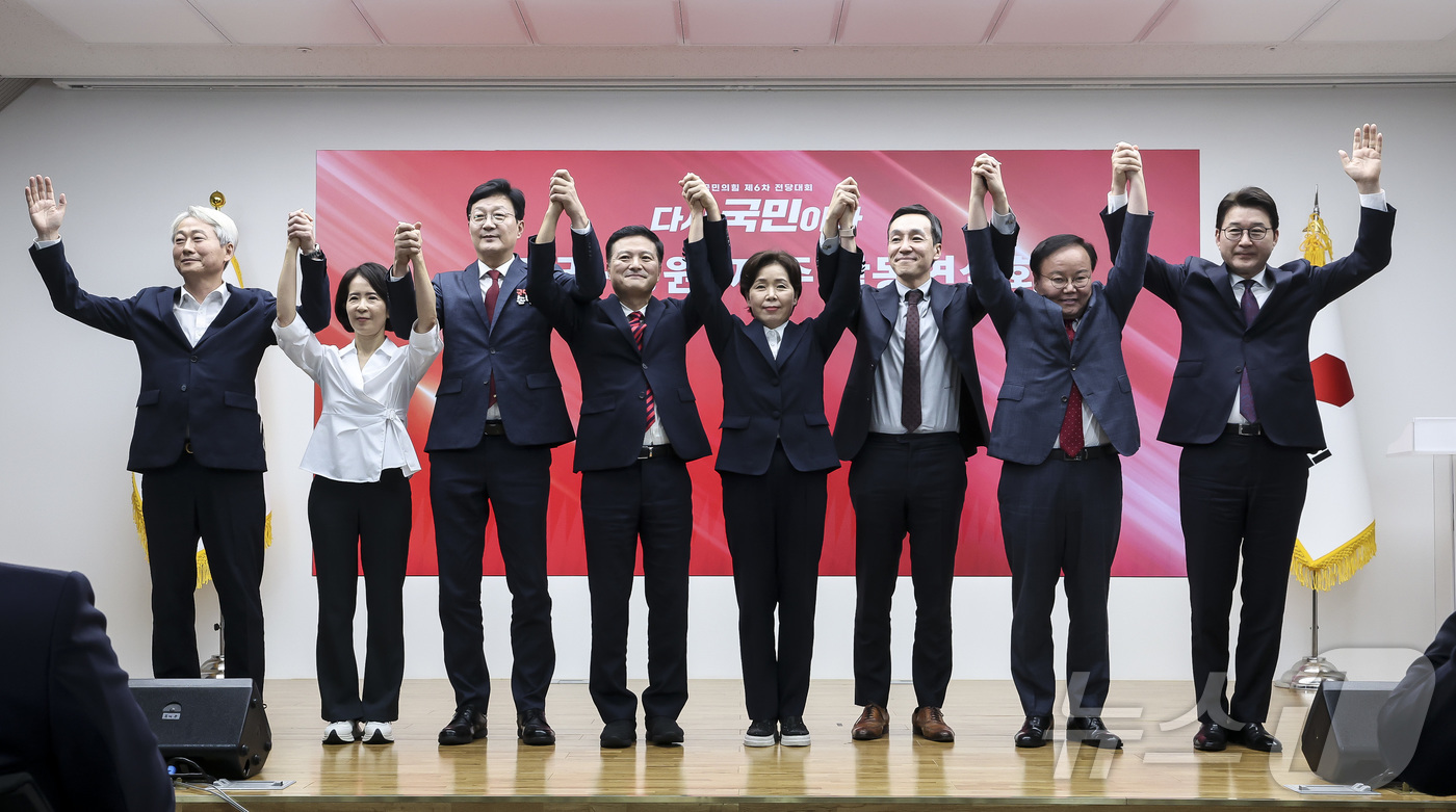 (서울=뉴스1) 국회사진기자단 = 국민의힘 최고위원 후보들이 14일 오후 서울 여의도 국민의힘 중앙당사에서 열린 제6차 전당대회 수도권·강원·제주 합동연설회에서 기념촬영을 하고 있 …