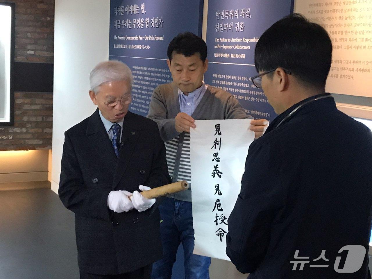 본문 이미지 - 정의봉을 기증하고 있는 故박기서 씨(식민지역사박물관 제공.재판매 및 DB금지)