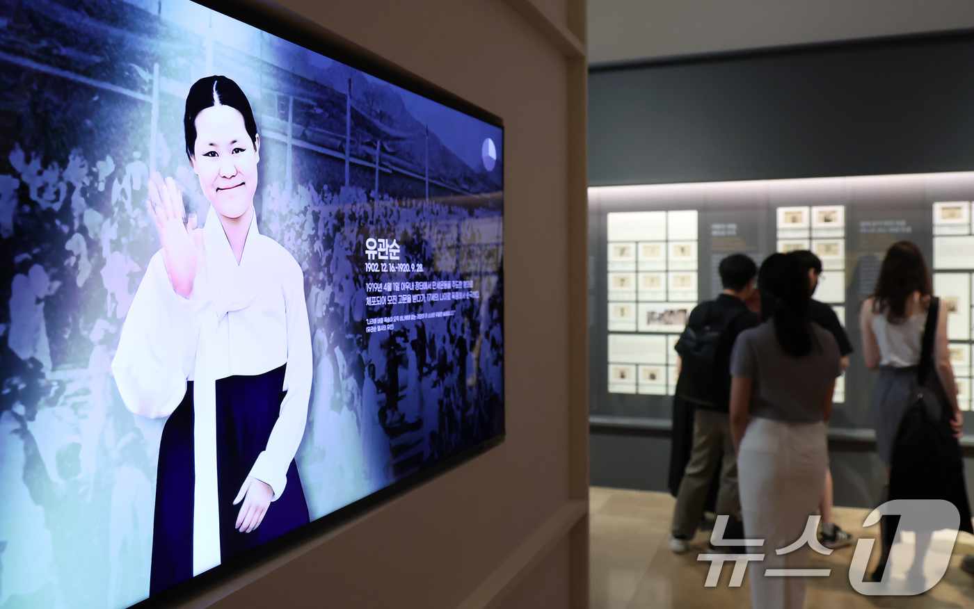 (서울=뉴스1) 장수영 기자 = 광복절을 하루 앞둔 14일 오후 서울 용산구 국립중앙박물관을 찾은 관광객들이 포토존에 AI로 복원된 독립운동가의 모습을 관람하고 있다. 2025.8 …