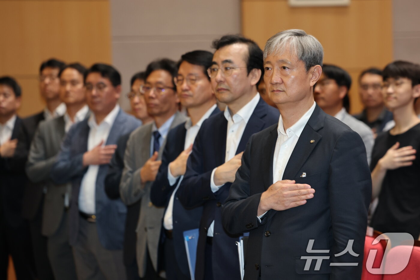 본문 이미지 - 이찬진 신임 금융감독원장이 14일 오후 서울 여의도 금융감독원에서 열린 취임식에서 국민의례를 하고 있다. 2025.8.14/뉴스1 ⓒ News1 이승배 기자