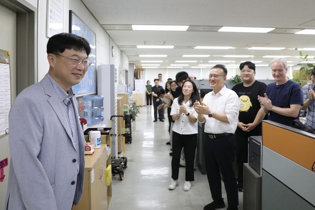 직원들과 인사하며 격려하는 안형준 신임 통계청장