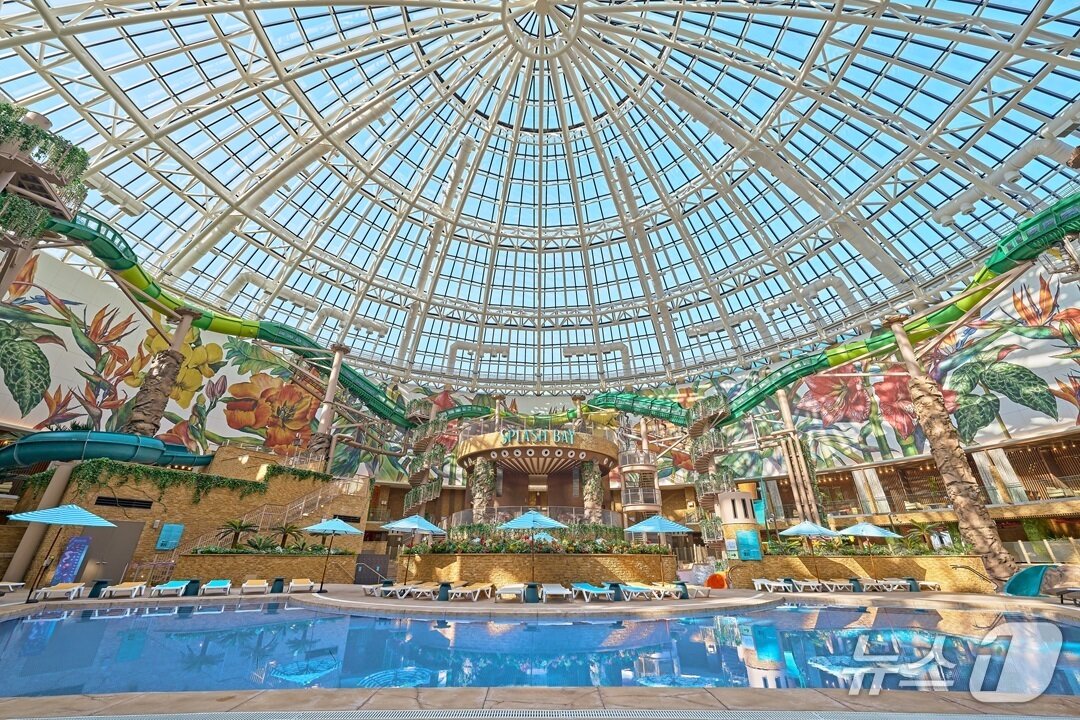 본문 이미지 - 유리 돔 형태의 실내 워터파크 &#39;스플래시 베이&#39;&#40;인스파이어 제공&#41;