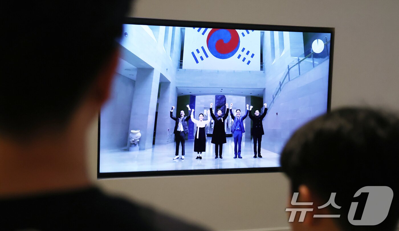 본문 이미지 - 광복절을 하루 앞둔 14일 오후 서울 용산구 국립중앙박물관을 찾은 관광객들이 포토존에 AI로 복원된 독립운동가의 모습을 관람하고 있다. 2025.8.14/뉴스1 ⓒ News1 장수영 기자