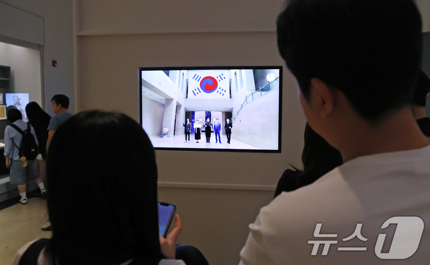 (서울=뉴스1) 장수영 기자 = 광복절을 하루 앞둔 14일 오후 서울 용산구 국립중앙박물관을 찾은 관광객들이 포토존에 AI로 복원된 독립운동가의 모습을 관람하고 있다. 2025.8 …