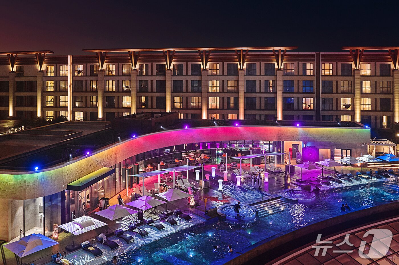 본문 이미지 - 제주신화월드 신화관 &#39;스카이 풀&#39;&#40;제주신화월드 제공&#41;