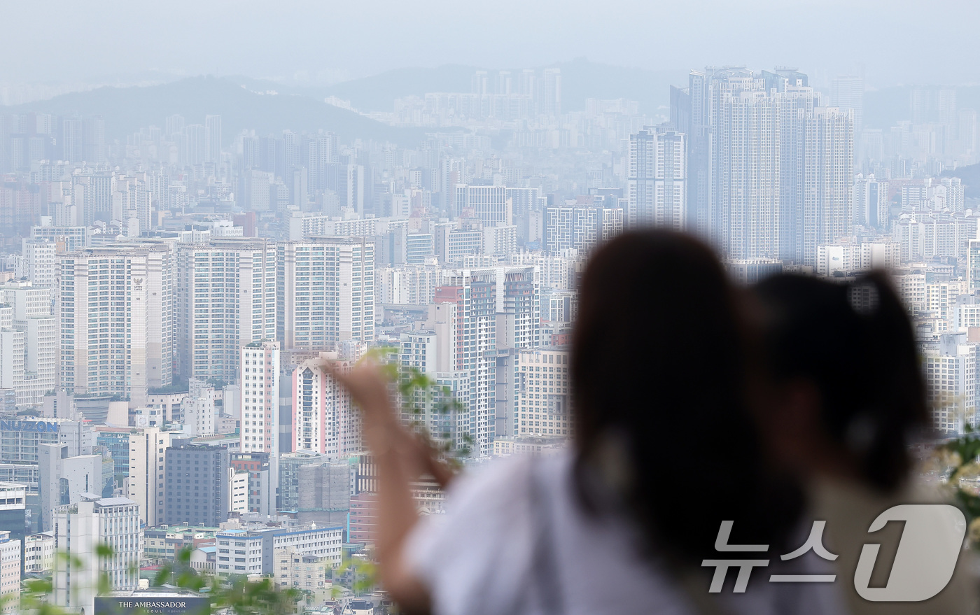 (서울=뉴스1) 김성진 기자 = 서울 아파트 가격 상승폭이 확대된 지 1주일 만에 다시 축소됐다. 전세가격은 27주 연속 오름세를 이어가며 임대차 시장의 불안감은 지속됐다.14일 …