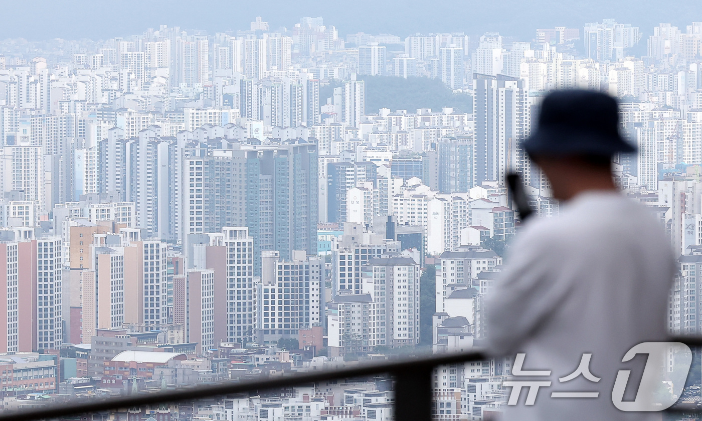 (서울=뉴스1) 김성진 기자 = 서울 아파트 가격 상승폭이 확대된 지 1주일 만에 다시 축소됐다. 전세가격은 27주 연속 오름세를 이어가며 임대차 시장의 불안감은 지속됐다.14일 …