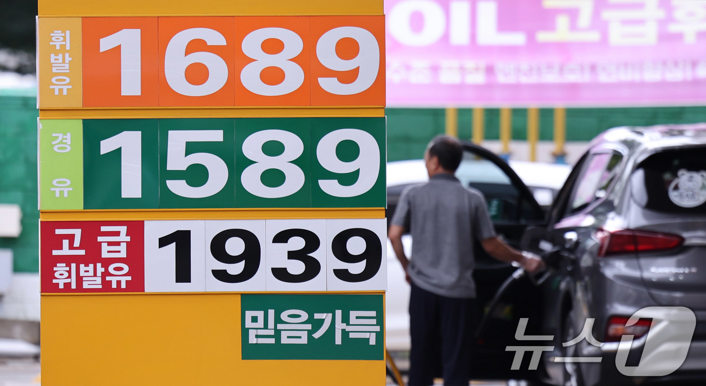 (서울=뉴스1) 박지혜 기자 = 정부가 이달 말 종료 예정이던 유류세 한시적 인하 조치를 2개월 추가 연장한다. 국내외 유가 불확실성, 국민 유류비 부담을 고려한 조치다.기획재정부 …