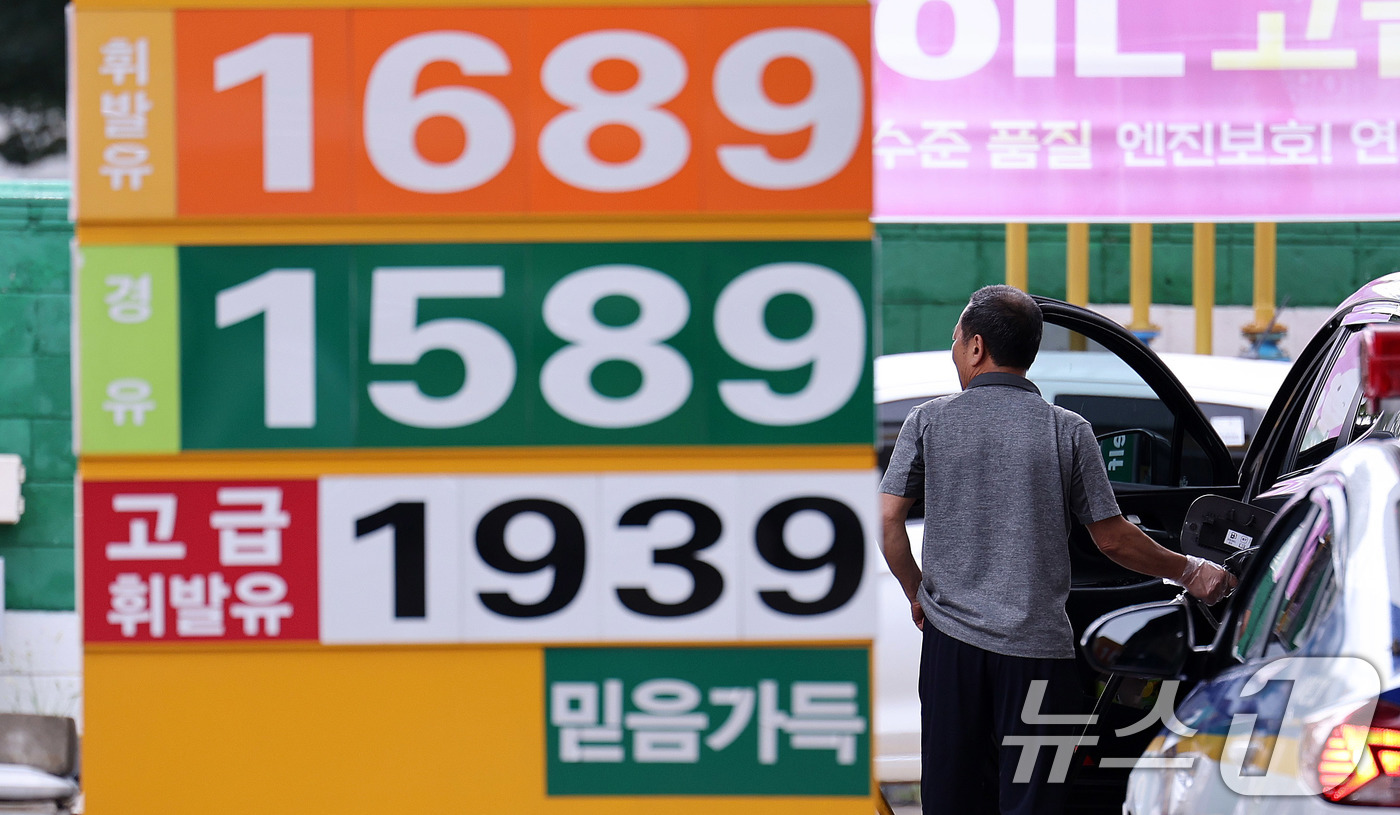 (서울=뉴스1) 박지혜 기자 = 정부가 이달 말 종료 예정이던 유류세 한시적 인하 조치를 2개월 추가 연장한다. 국내외 유가 불확실성, 국민 유류비 부담을 고려한 조치다.기획재정부 …