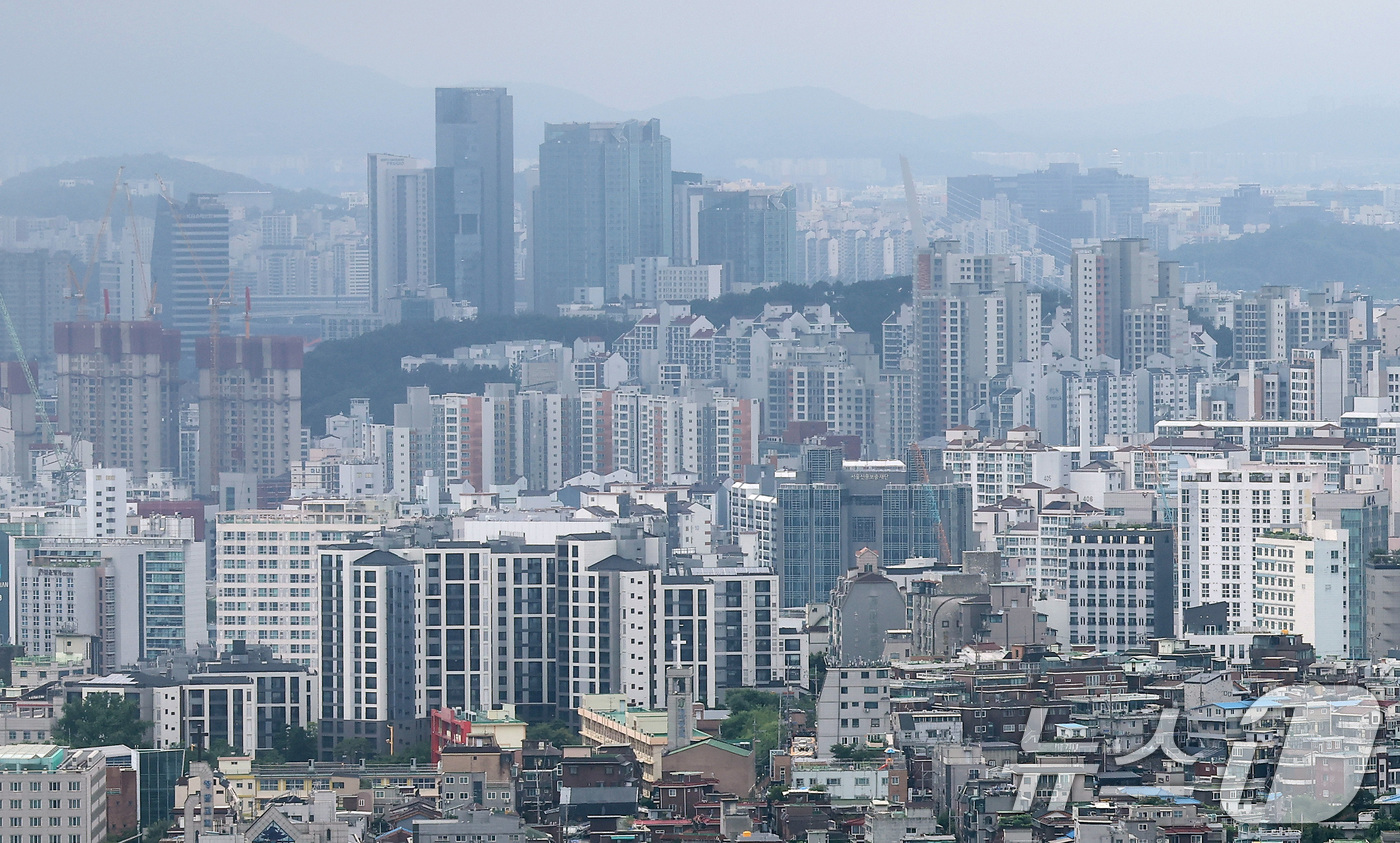 (서울=뉴스1) 김성진 기자 = 서울 아파트 가격 상승폭이 확대된 지 1주일 만에 다시 축소됐다. 전세가격은 27주 연속 오름세를 이어가며 임대차 시장의 불안감은 지속됐다.14일 …