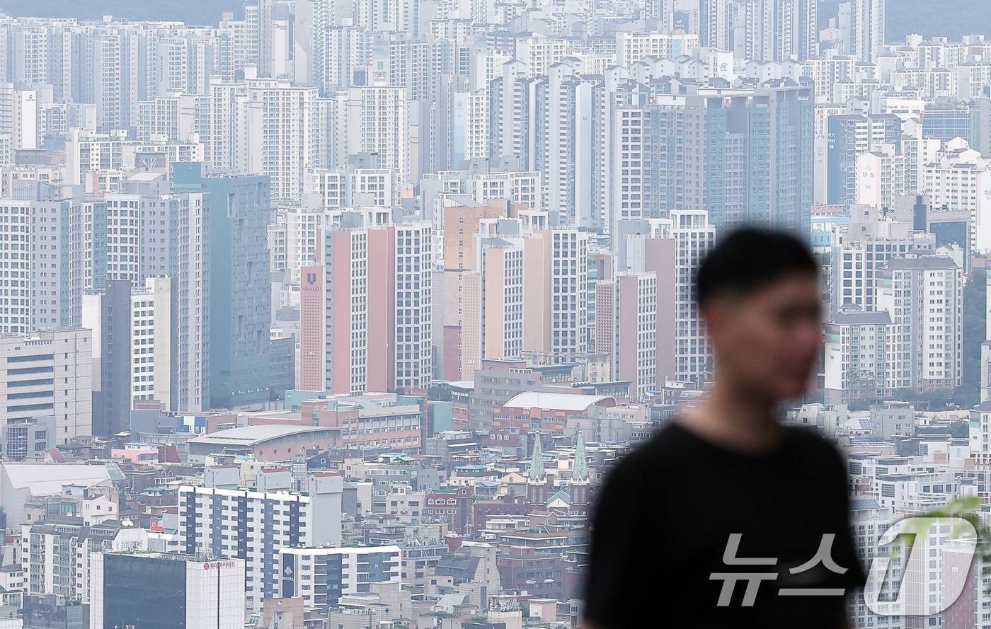 (서울=뉴스1) 김성진 기자 = 서울 아파트 가격 상승폭이 확대된 지 1주일 만에 다시 축소됐다. 전세가격은 27주 연속 오름세를 이어가며 임대차 시장의 불안감은 지속됐다.14일 …