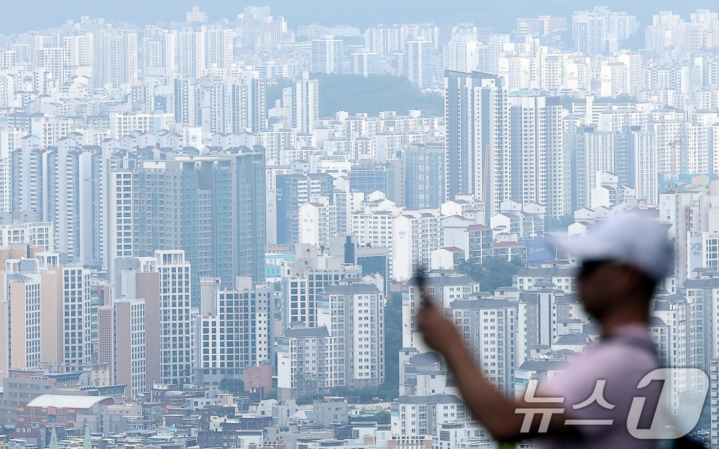 (서울=뉴스1) 김성진 기자 = 서울 아파트 가격 상승폭이 확대된 지 1주일 만에 다시 축소됐다. 전세가격은 27주 연속 오름세를 이어가며 임대차 시장의 불안감은 지속됐다.14일 …