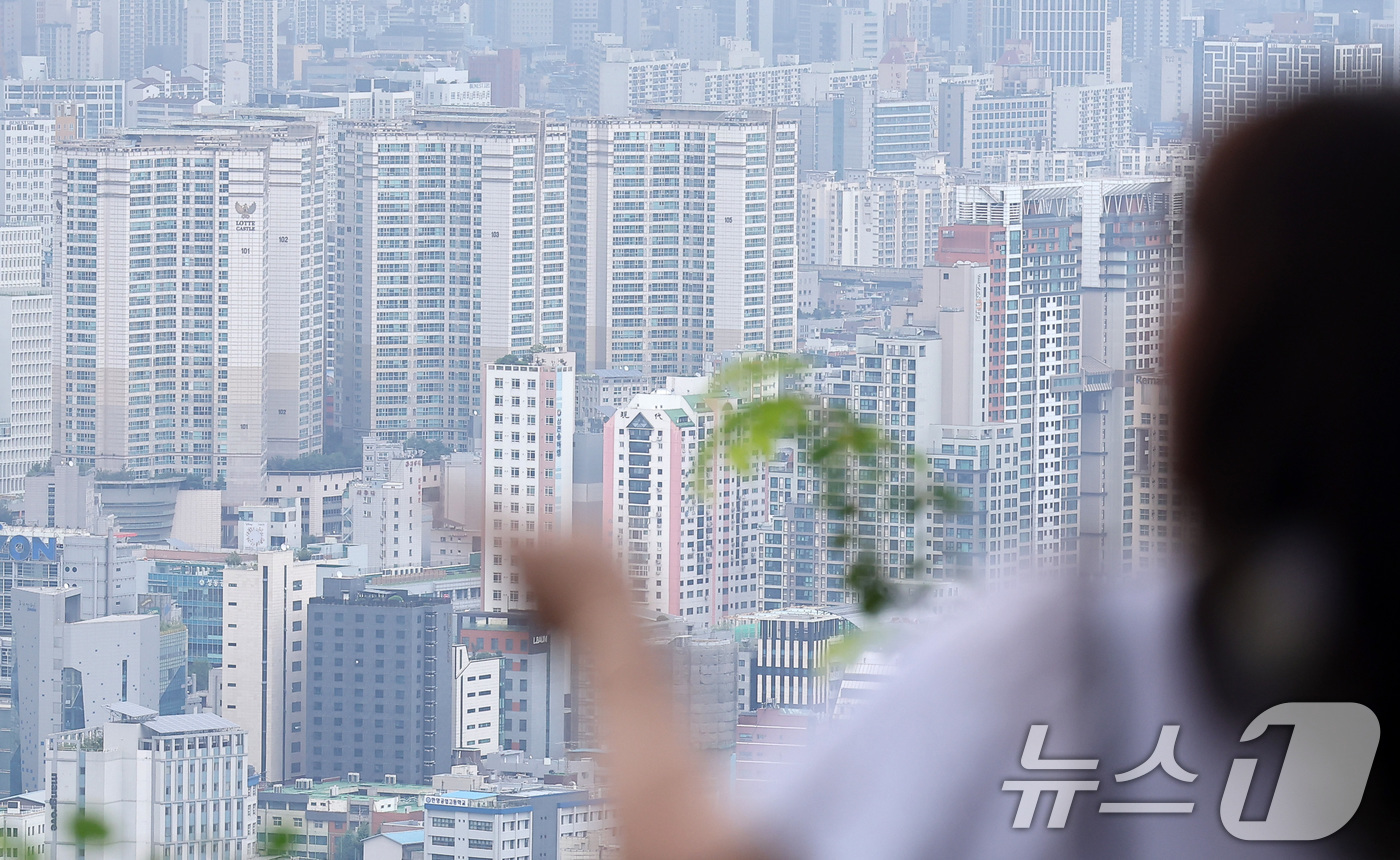 (서울=뉴스1) 김성진 기자 = 서울 아파트 가격 상승폭이 확대된 지 1주일 만에 다시 축소됐다. 전세가격은 27주 연속 오름세를 이어가며 임대차 시장의 불안감은 지속됐다.14일 …