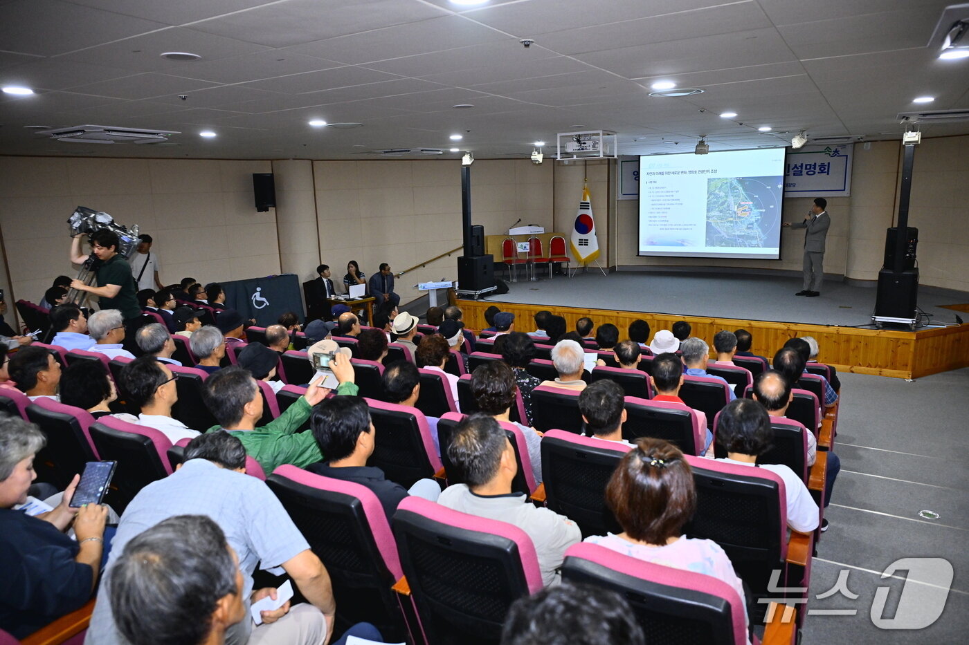 본문 이미지 - 지난 13일 강원 속초시와 영랑호관광단지 민간사업자인 신세계센트럴, 용역사 유신이 개최한 해당 사업 주민설명회.&#40;속초시 제공, 재판매 및 DB 금지&#41; 2025.8.15/뉴스1