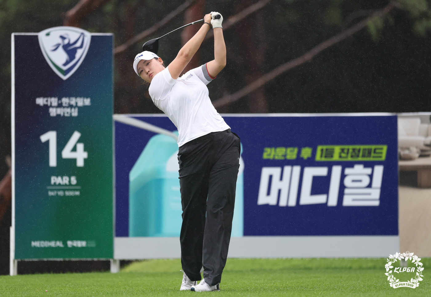 (서울=뉴스1) = 김민솔이 14일 경기 포천 몽베르CC에서 열린 '메디힐 한국일보 챔피언십' 1라운드 14번 홀에서 티샷을 하고 있다. (KLPGA 제공. 재판매 및 DB 금지) …