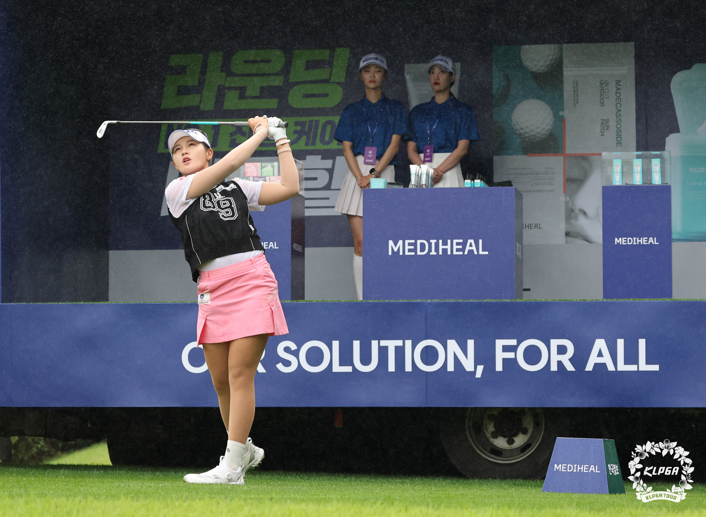 (서울=뉴스1) = 박현경이 14일 경기 포천 몽베르CC에서 열린 '메디힐 한국일보 챔피언십' 1라운드 15번 홀에서 티샷을 하고 있다. (KLPGA 제공. 재판매 및 DB 금지) …