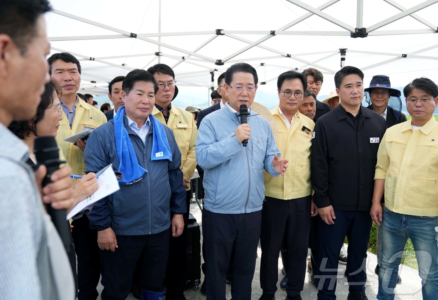 (무안=뉴스1) 전원 기자 = 김영록 전라남도지사가 14일 조생벼 수확이 한창인 고흥군 포두면 들녘을 찾아 관계자로부터 벼 작황과 농가 애로사항을 청취하며 격려하고 있다.(전남도 …