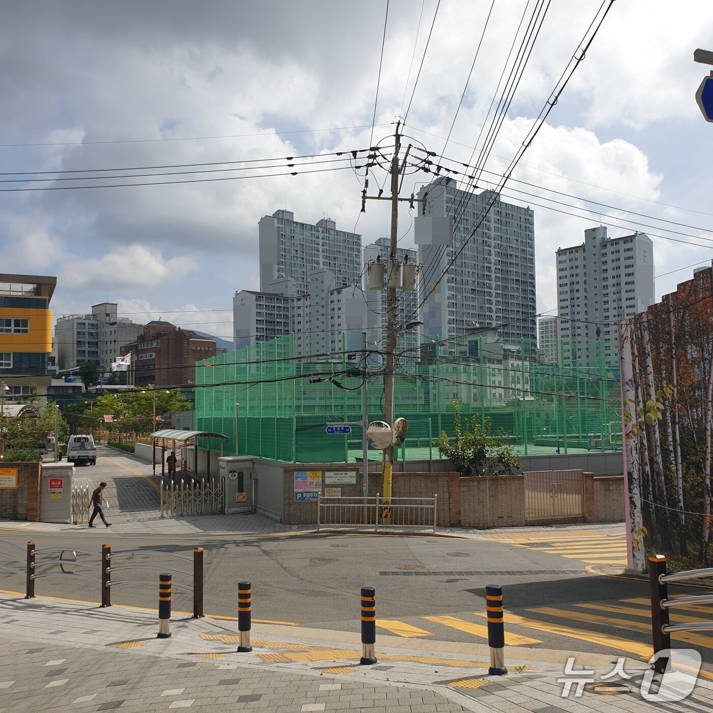 본문 이미지 - 부산의 포로수용소에 관한 논문을 쓴 성강현 동의대 교수에 따르면 동아중학교 등의 일대에 거대 포로수용소가 있었다. 사진은 수용소가 있었던 것으로 분석되는 장소. 2025.8.14/뉴스1 ⓒ News1 김태형 기자