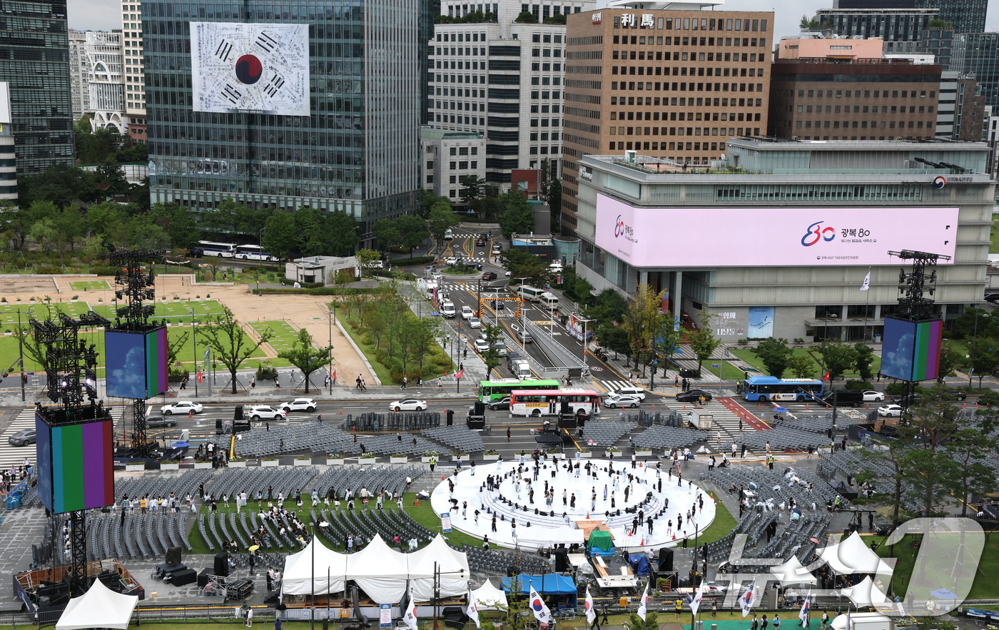(서울=뉴스1) 임세영 기자 = 14일 오후 서울 광화문 광장에 설치된 '광복 80년, 국민주권으로 미래를 세우다' 국민대축제 무대에서 관계자들이 리허설을 하고 있다.대통령실은 광 …