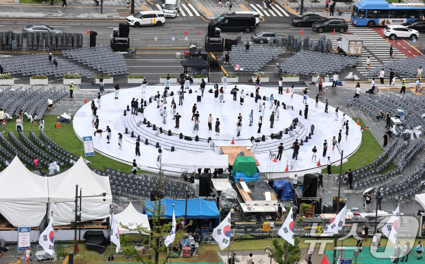(서울=뉴스1) 임세영 기자 = 14일 오후 서울 광화문 광장에 설치된 '광복 80년, 국민주권으로 미래를 세우다' 국민대축제 무대에서 관계자들이 리허설을 하고 있다.대통령실은 광 …