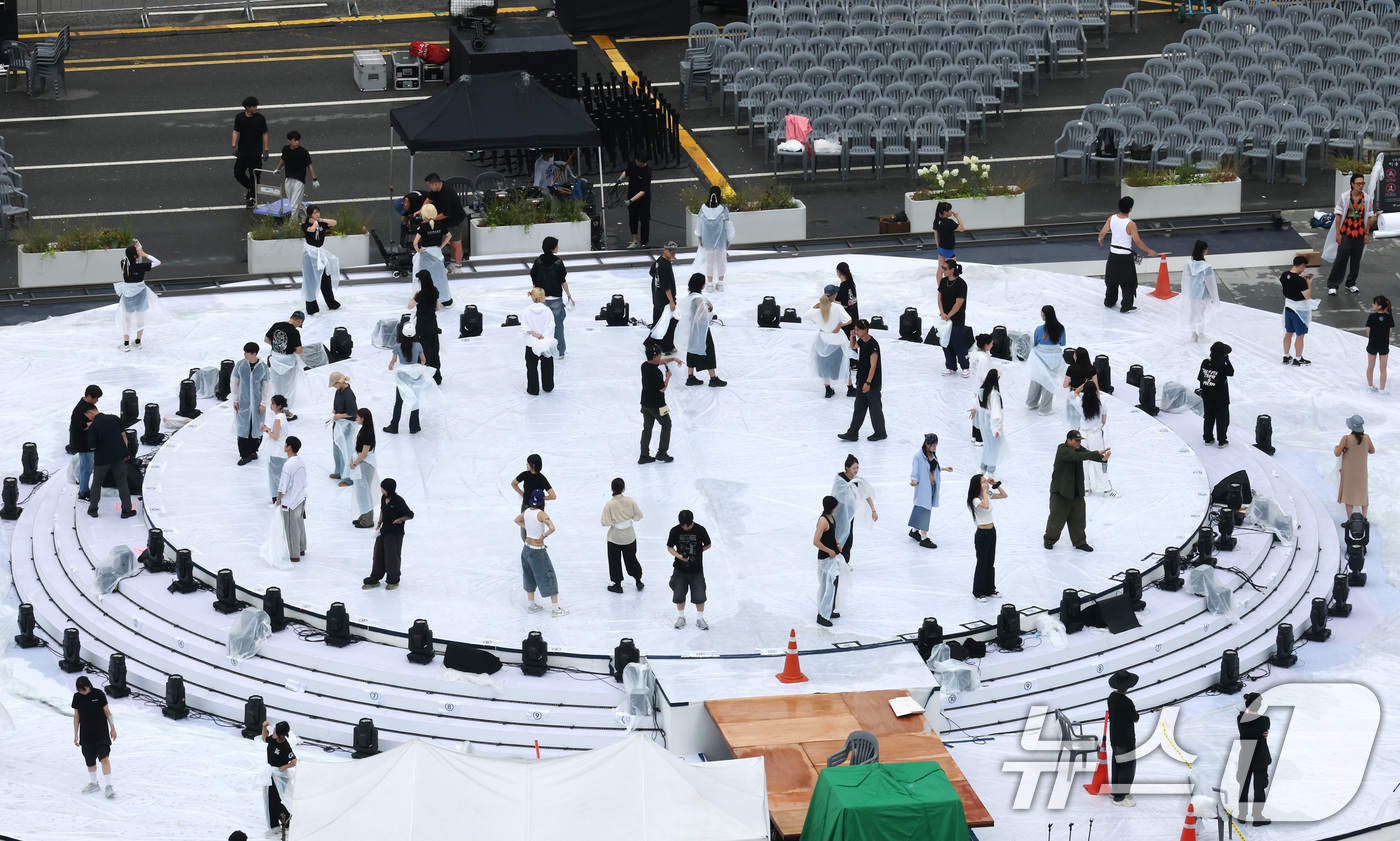 (서울=뉴스1) 임세영 기자 = 14일 오후 서울 광화문 광장에 설치된 '광복 80년, 국민주권으로 미래를 세우다' 국민대축제 무대에서 관계자들이 리허설을 하고 있다.대통령실은 광 …