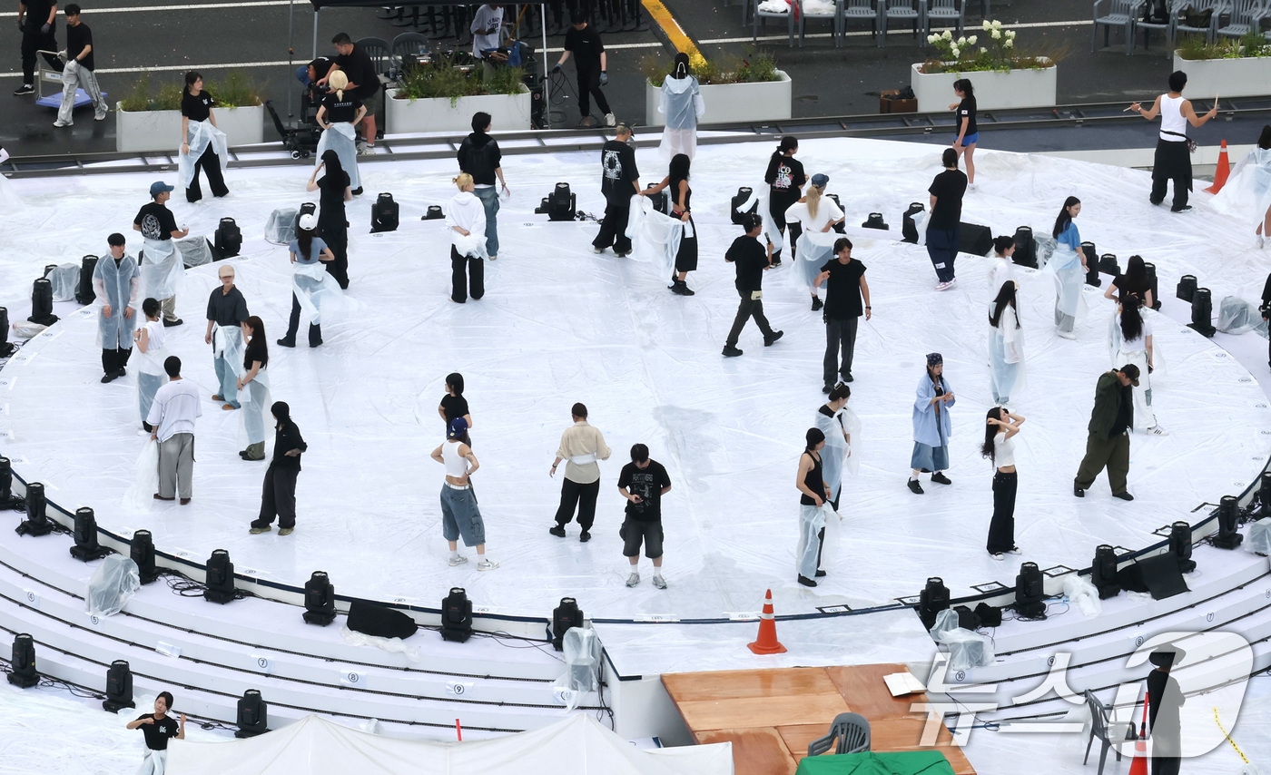 (서울=뉴스1) 임세영 기자 = 14일 오후 서울 광화문 광장에 설치된 '광복 80년, 국민주권으로 미래를 세우다' 국민대축제 무대에서 관계자들이 리허설을 하고 있다.대통령실은 광 …