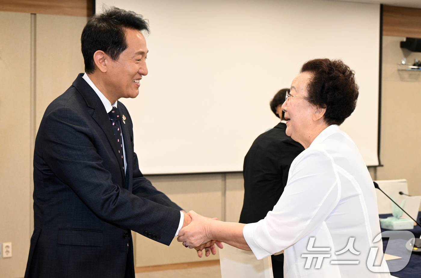 (서울=뉴스1) = 오세훈 서울시장이 14일 서울 중구 서울시청에서 열린 '광복 80주년 경축식'에서 故 이달 선생 장녀 이소심 여사와 인사를 나누고 있다. (서울시 제공. 재판매 …