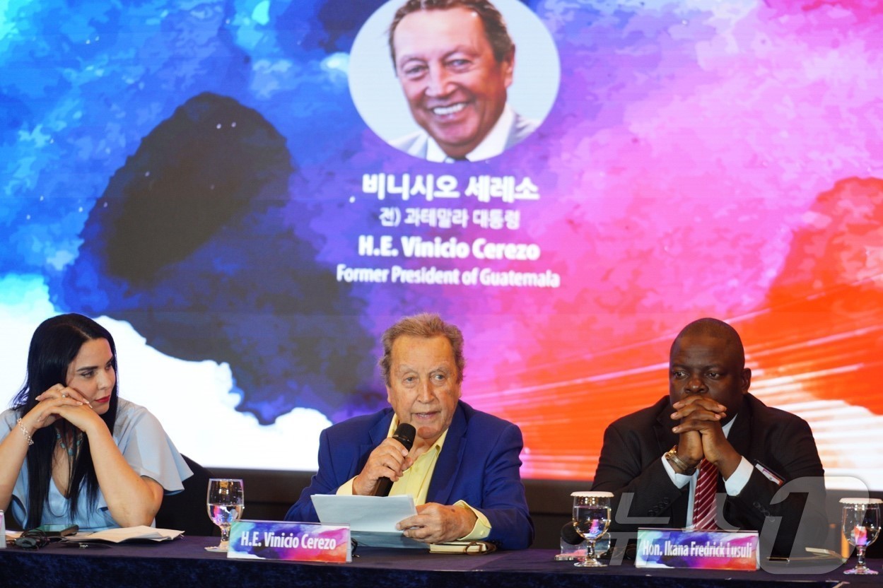 (서울=뉴스1) = 14일 서울 롯데호텔에서 개막한 ‘원코리아국제포럼’에서 비니시오 세레소(Vinicio Cerezo) 전 과테말라 대통령이 연설하고 있다. 왼쪽부터 올린다 살게로 …