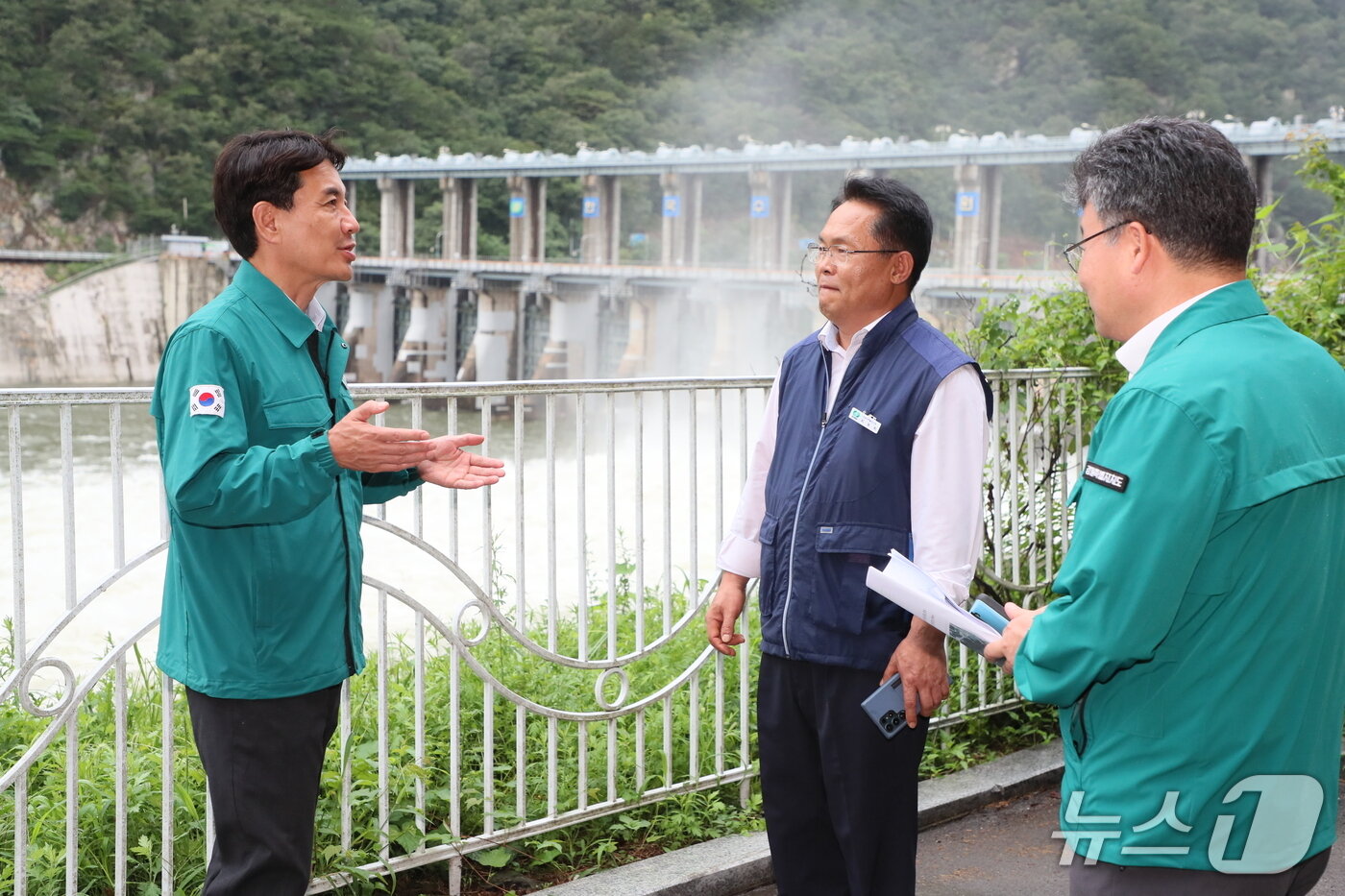 본문 이미지 - 김진태 강원지사는 14일 춘천 의암댐과 산사태 위험지역을 방문해 긴급 점검을 벌였다.&#40;강원도 제공. 재판매 및 DB금지&#41;/뉴스1